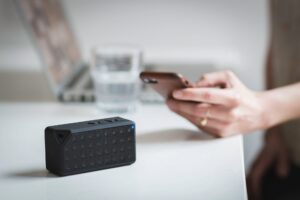 Wireless speaker with smartphone for troubleshooting